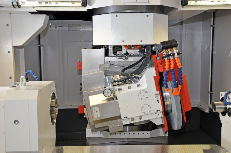 Bild 1: Die A-Achse ermöglicht auf den beiden Universalschleifmaschinen S41 und S22 das  Gewindeschleifen. (Bild: Studer)