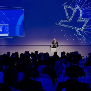 Senator Dr. Kurt Eckernkamp begrüßt die Gäste zur Gala „Vernetzte Welten“ zum 125. Geburtstag des Fachmedienhauses Vogel Business Media.