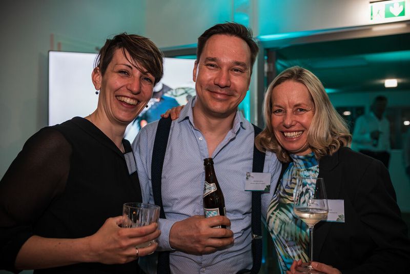 Eileen Noichl, Andreas Johne und Petra Ahlich (alle C4B) stoßen an. (Bild: C4B)