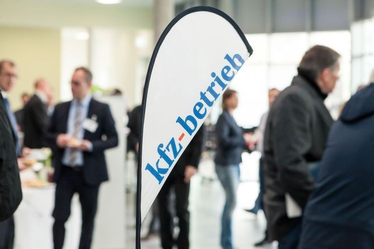 Die Fachzeitschrift »kfz-betrieb« veranstaltet die Würzburger Karosserie- und Schadenstage gemeinsam mit den Sponsoren Adelta, Automechanika, Carbon, DAT, Dekra und Standox. (Foto: Bausewein)