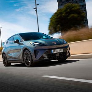 Der Raval ist nicht nur optisch aufgeladen, sondern zugleich durchaus praktisch durchdacht.(Bild:  Cupra via Autoren-Union Mobilität)