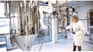 Spezialisten des Gea-Test-Centers in Dänemark konfigurieren die maßgeblichen Trocknungsschritte und stellen Produktmuster für Aktivitätsstudien her, um so die optimalen Parameter für die Sprüh- oder Gefriertrocknung bei der Herstellung von Lactoferrin-Pulver mit den gewünschten Eigenschaften zu bestimmen. (Bild: Gea)