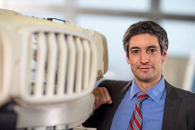 Dr. Dominik Rietzel vom Additive Manufacturing Center der BMW Group zeigte in seinem Vortrag „AM on the Road“ auf, wie der bayerische Automobilhersteller bereits 1990 mit dem damaligen Start-up EOS für erste additiv gefertigte Prototypen-Teile zusammenarbeitete. Den Schritt in die Serienfertigung hat BMW nach rund fünfjähriger Vorbereitung in diesem Jahr vollzogen.  (Messe Erfurt)
