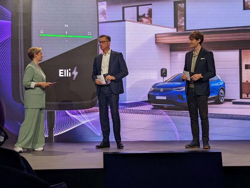 Volkswagen erfindet das Rad nicht neu, wohl aber das „Drumherum“, wie Giovanni Palazzo, CEO Elli (rechts) im Beisein von Thomas Schmall, Volkswagen Konzernvorstand Technik und Moderatorin Janine Steeger betonte. (Bild: Stefanie Eckardt | Next Mobility)