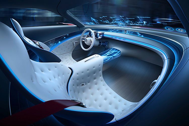 Klassische Rundinstrumente kontrastieren mit digitalen Anzeigen auf einem umlaufenden Glasband und der Frontscheibe, die als transparentes Display fungiert. Es stellt fahrrelevante Daten über die volle Breite dar und ergänzt augmentierte Informationen zur Außenwelt. (Bild: Daimler)