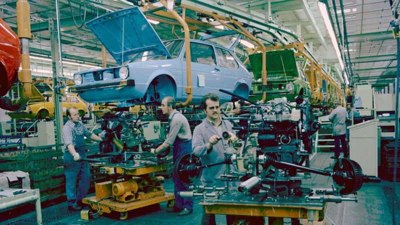 Einzig die Sitze übernahm der Golf in leicht geänderter Form von seinem Vorgänger, dem Käfer. Ansonsten war alles und jedes anders an dem neuen Wagen. (Bild: Volkswagen AG)