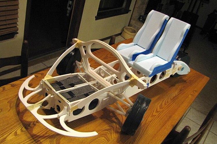 Für den Einstieg kann sich Krysztopik das 1:4-Modell des ZW2C vorstellen. Es setzt sich aus Teilen zusammen, die teilweise im 3-D-Drucker und auf einer CNC-Maschine entehen. „Ich biete Modelle im Maßstab 1:4 an, die Interessierte selbst zusammenbauen können, ähnlich wie bei den Mindstorm-Kits von Lego. Später können diese Bastler dann ja auf das Original in voller Größe umsteigen.“ (Foto: ZWheelz)