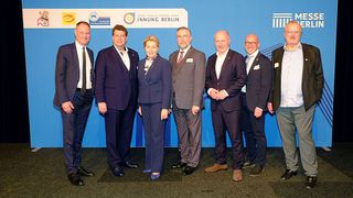 Traditioneller Neujahrsempfang der Handwerks-Innungen: (v. l.) Mario Tobias (Geschäftsführer der Messe Berlin), Stephan Ziemann (Obermeister der Dachdeckerinnung), Franziska Giffey (Senatorin für Wirtschaft, Energie, Betriebe), Carsten Joschko (Landesinnungsmeister Elektro), Kai Wegner (Regierender Bürgermeister von Berlin), Andreas Schuh (Obermeister Sanitär-Heizung-Klima) und Thomas Lundt (Obermeister der Kfz-Innung Berlin). (Bild: Zietz - VCG)