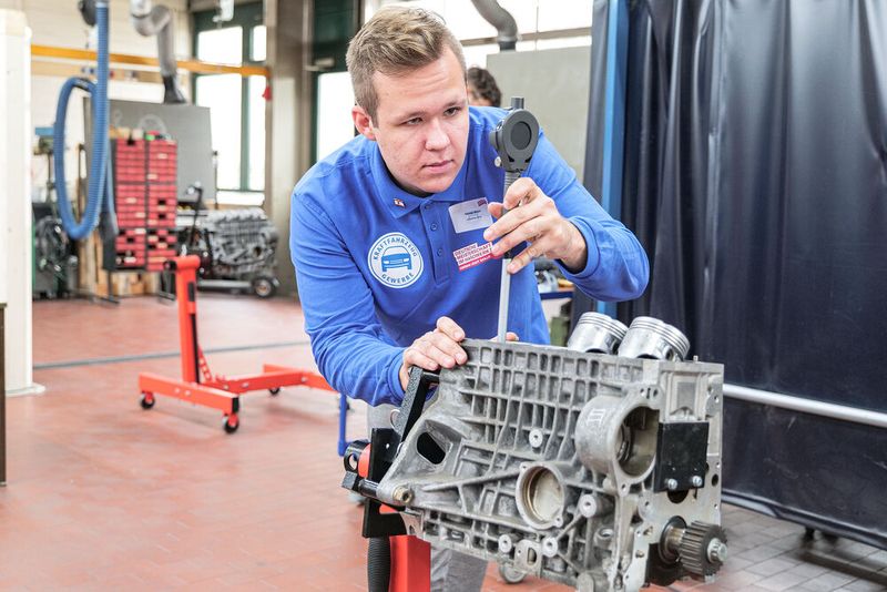 Nikolas Philipp Welzin aus Berlin bei der Motorvermessung. (Bild: Schmidt - VCG)