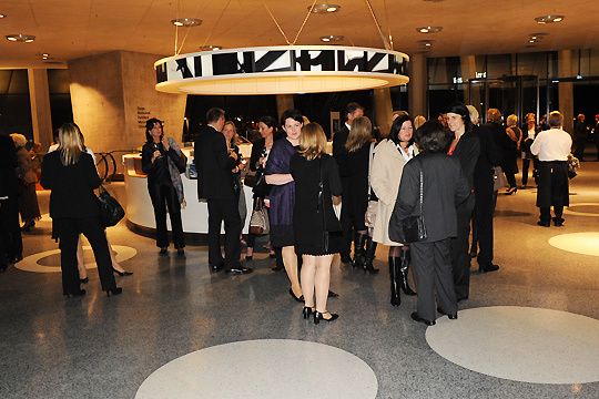 Zusammenkunft im Foyer des Mercedes-Benz-Museums. (Archiv: Vogel Business Media)