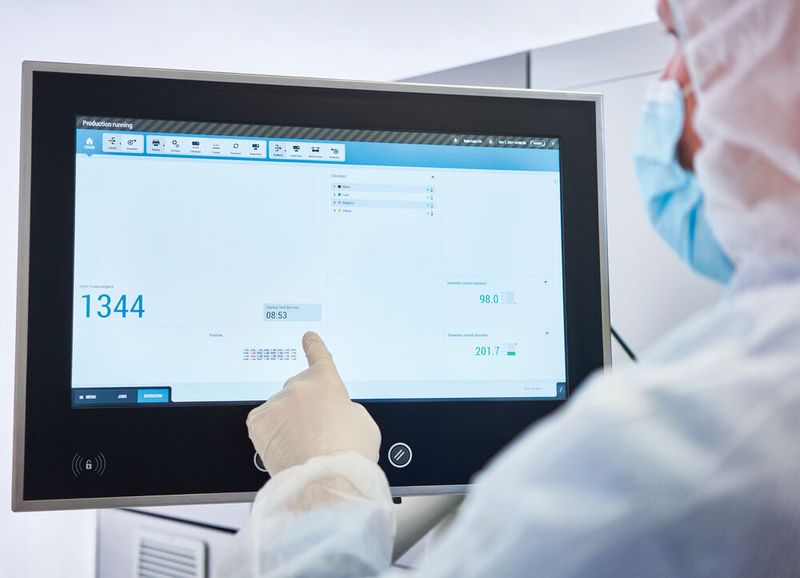 Indem Druck und Kontrolle in einer vorvalidierten Einheit unter Verwendung eines gemeinsamen Workflow erfolgen, werden viele unnötige Ausfallzeiten vermieden, die früher aus der Erstellung eines 