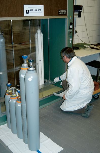 Abb.4: Waage zur gravimetrischen Herstellung von Gasgemischen im Spezialgasewerk von Air Liquide in Krefeld-Gellep. (Archiv: Vogel Business Media)