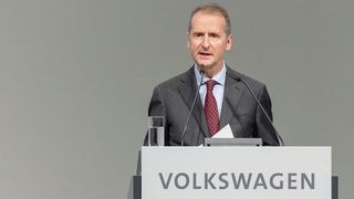 Herbert Diess, Vorstandsvorsitzender des Volkswagen Konzerns: „Wir verteilen die Verantwortung auf mehrere Schultern. Damit können Entscheidungen künftig deutlich dezentraler getroffen werden, und der Konzernvorstand kann sich auf die übergeordneten strategischen Themen konzentrieren.“ (VW)