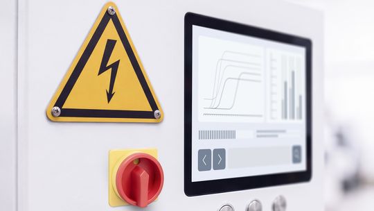 Hochspannungskomponenten werden mit RTV-Silikonen von Wevo sicher isoliert und effizient hergestellt.(Bild:  Wevo-Chemie GmbH/KI-generiert)