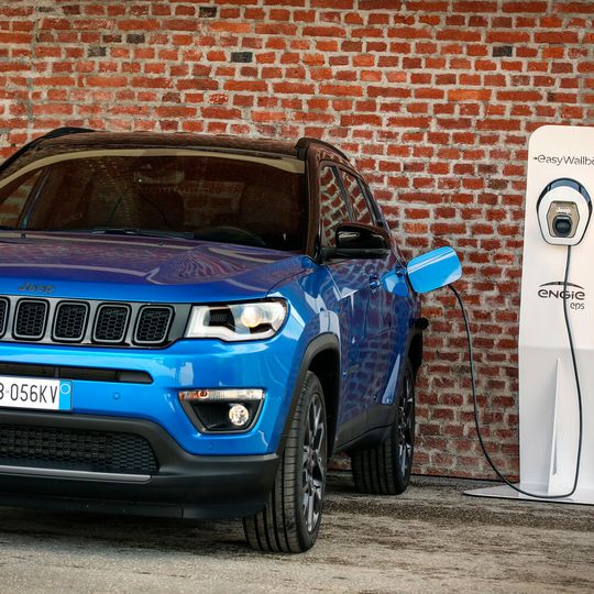 Auch Jeep startet die Elektrifizierung. Auch Jeep startet die Elektrifizierung.