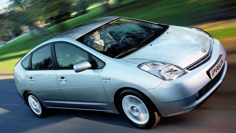 Die zweite Prius-Generation (ab 2003) setzte mit einem niedrigen Luftwiderstandsbeiwert von 0,26 aerodynamische Standards und präsentierte sich als fünftüriges Fließheck. (Bild: Toyota)
