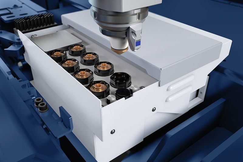 Der automatische Düsenwechsler mit bis zu acht Plätzen tauscht die Düse im Schneidkopf vollautomatisch und reduziert damit die Nebenzeiten. (Bild: Trumpf)