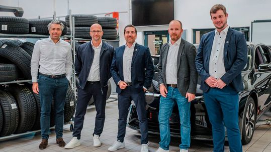 Besiegeln die Zusammenarbeit: (v.l.) Philipp Haac (Repareo), Dirk Volner (Vergölst), David Sultzer (Nio), Sebastian Becker (Vergölst) und Fabian Holst (Nio).(Bild:  Vergölst)