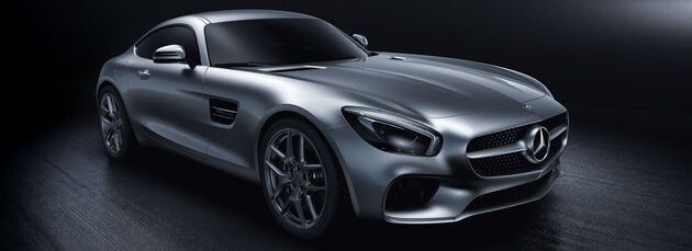 Red Dot Award 2015 für Mercedes-AMG GT: Eine besondere Herausforderung im Design von Fahrzeugen liegt immer auch darin, eine angemessene Form für innovative Konzepte der Motorisierung zu finden. Der Mercedes-AMG GT ist gestaltet mit Proportionen, die ihm eine starke Ausdruckskraft geben und gekonnt seine fahrtechnischen Möglichkeiten widerspiegeln. Eine gestalterische Einheit aus bewusst überspannten Flächen, einer kuppelförmig gespannten Dachlinie sowie rahmenlosen Türen verleiht diesem Sportwagen eine skulpturale Anmutung. Emotionalisierend wirken seine breiten Schultern und eine schmal gehaltene Heckleuchtengrafik. Das Interieur führt diesen Eindruck auf stimmige Weise fort, wobei es ein ebenso hohes Maß an Emotion und sinnlicher Klarheit verkörpert. Die puristische, die hochentwickelte Technik gut visualisierende Gestaltung der Anzeigen passt perfekt zu den verwendeten hochwertigen Materialien. Eine edel anmutende Wirkung haben auch die Sportsitze und das Lenkrad. Der Fahrer erlebt Präzision und eine Umgebung, bei der sorgfältig auf jedes Detail geachtet wurde. Eine Maxime, die sich auch an den Bedienelementen der AMG Drive Unit zeigt: Im Stil von acht Zylindern in V-Anordnung platziert, unterstreichen diese den kräftigen und technischen Ausdruck der Mittelkonsole. In der Verknüpfung kraftvoll modellierter Flächen und fließender Linien entstand damit ein Sportwagen, der überaus gelungen seine Zielsetzung, eine Verbindung von Schönheit und Intelligenz, realisiert. (Bild: Red Dot / Daimler)