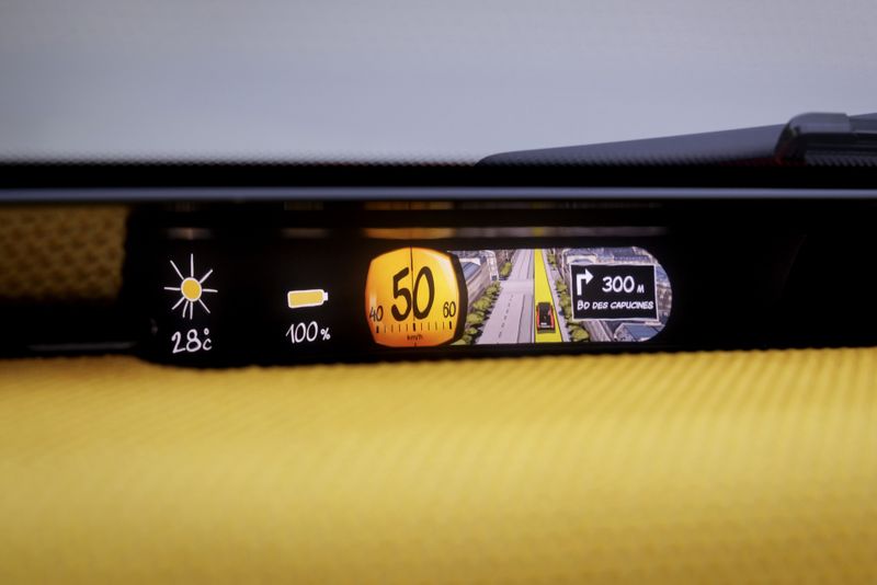 Clear display: the mini-display with speedometer, charge level and temperature gauges, and navigation map. (Source: Citroën)