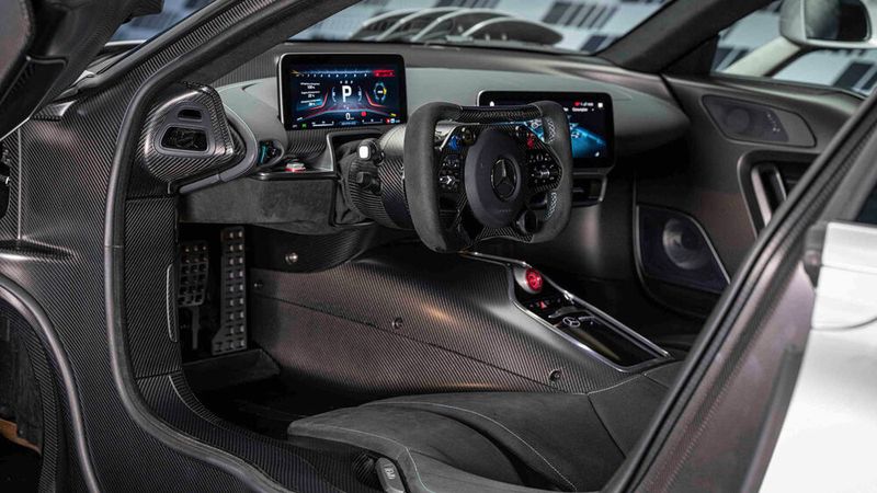 Entsprechend ist der Innenraum des One rennsportlich eingerichtet. (Bild: Mercedes-Benz)