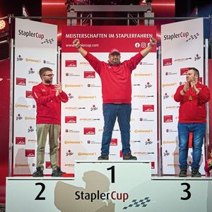 Die Staplerhelden des Staplercup-Einzelwettkampfes der Herren: Markus Zenger (Platz 1), Joshua Glöggler (Platz 2) und Giuseppe Tamburino (Platz 3).(Bild:  Linde-MH)
