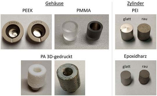 Diverse Ansichten von mit der neuen Metallisierungsmethode beschichteten Außen- und Innenkonturen von 3D-Kunststoffteil-Oberflächen.(Bild:  Innovent e.V.)