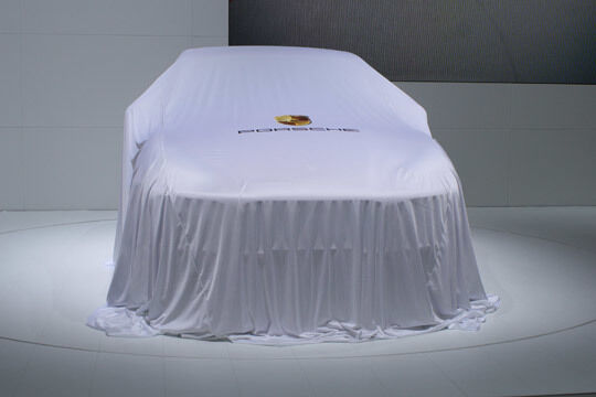Die meisten sind allerdings nur Deutschlandpremieren. Unter diesem Tuch verbrirgt sich der Porsche Cayenne GTS - eine Europa-Premiere. (Vera Scheid)