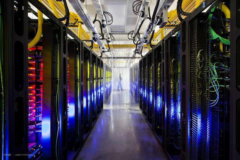 Google Datacenter: Bunt ist dort die vorherrschende Farbe - in diesem Fall dank verschiedenfarbiger Verkabelung und Status-LEDs an den Servern. (Google)
