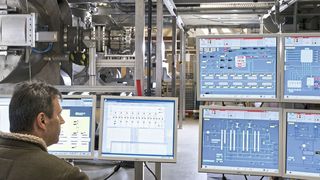 Haptische Displays könnten zukünftig komplexe Steueraufgaben erleichtern, indem sie über fühlbares Feedback auf relevante Ereignisse aufmerksam machen. Im Bild: die Leitwarte des Neutrino-Experiments Katrin am KIT. (Irina Westermann/KIT)