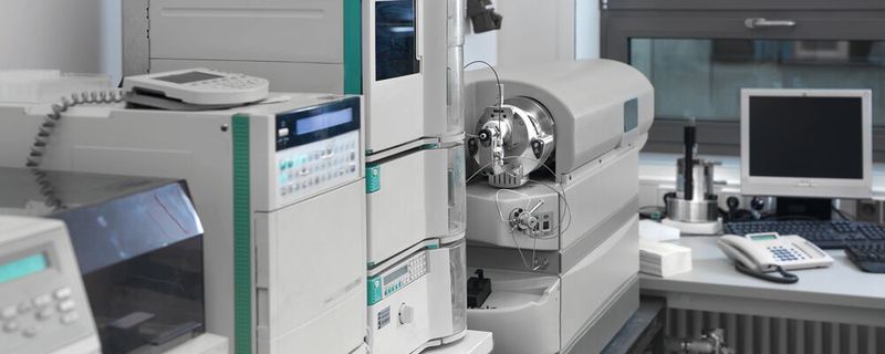Fig. 1: Nei laboratori analitici sono presenti apparecchiature di grande valore. Tuttavia, spesso non si tiene conto dei costi effettivi legati all’acquisto di un’apparecchiatura, ovvero il Total Cost of Ownership. In questo concetto rientrano anche fattori quali la formazione, l’IT e il potenziale di innovazione. (Immagine simbolica)(Immagine: © tilialucida - stock.adobe.com)
