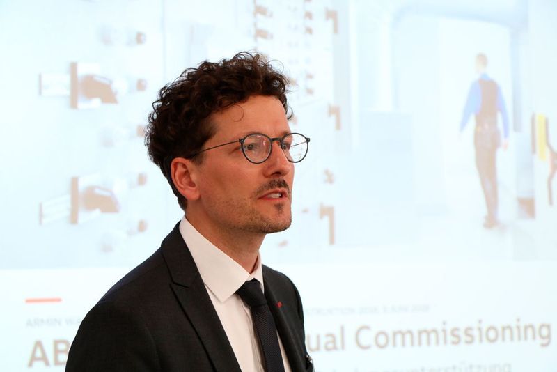 Anhand eines Praxisbeispiels verdeutlichte Armin Wallnöfer von ABB Automation die virtuelle Inbetriebnahme zur Schulungsunterstützung. (K. Juschkat/konstruktionspraxis)