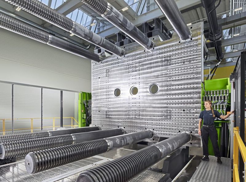 Beeindruckend: Die Mega-Spritzgießanlagen in Zwei-Platten-Technik von Engel haben eine Schließkraft von 8.400 Tonnen und sind 27 Meter lang. Sie bieten viel Platz für das Werkzeug.  (Bild: Engel)
