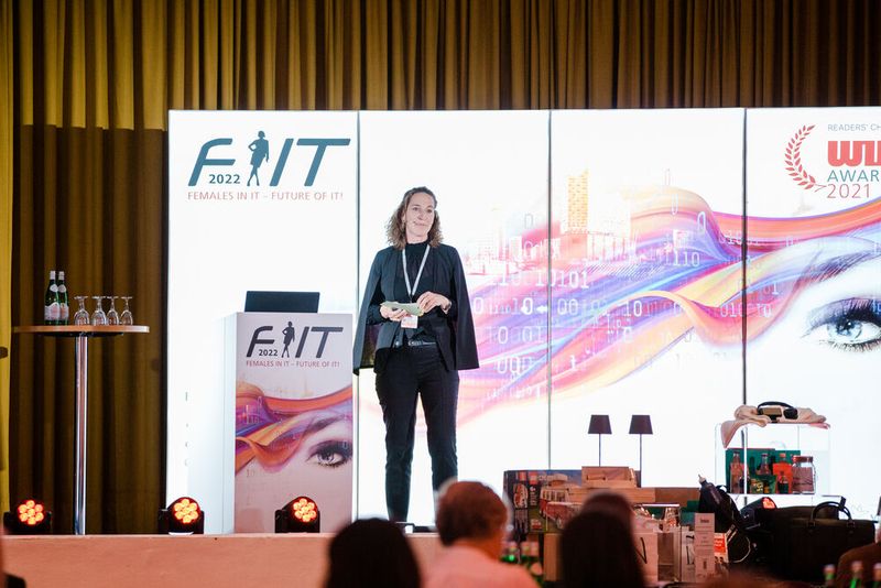 Susann Herrmann von Bosch hielt die erste Keynote des Tages zum Thema „Erfolgreich Führen in agilen Strukturen mit Herz, Erfahrung und Mut zu neuen Wegen“. (Bild: www.hamann.photo)