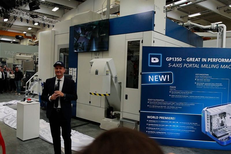 Mit besonderer Spannung erwarteten die Besucher die Premiere des neuen Portalbearbeitungszentrums GP1350. Diese Maschine markiert für Grob einen bedeutenden Schritt hin zu einem weiteren leistungsfähigen Maschionenkonzept.  (Bild: Maschinenmarkt/rw)
