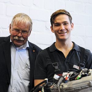 Wettbewerb beendet: (v. li.) Prüfungsausschuss-Vorsitzender Georg Petersen mit dem Sieger Michael Kropa.(Bild:  Kfz-Gewerbe Schleswig-Holstein)