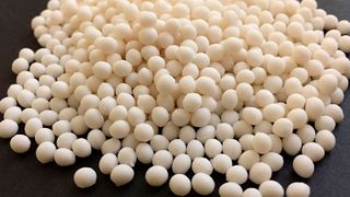 Als hochreaktive Chemikalien sind Peroxide laut Polyvel Europe aus der Polymer Verarbeitenden Industrie nicht mehr wegzudenken. Durch die Beimischung zu Recycling-Polyethylen ließe sich der Melt Flow Index (MFI) absenken, damit die gewünschten niedrigviskosen Fließeigenschaften für die Folienextrusion, das Blasformen und das Extrusionsblasformen erreicht werden können. Fakuma Halle B4 Stand 4502. (Polyvel)