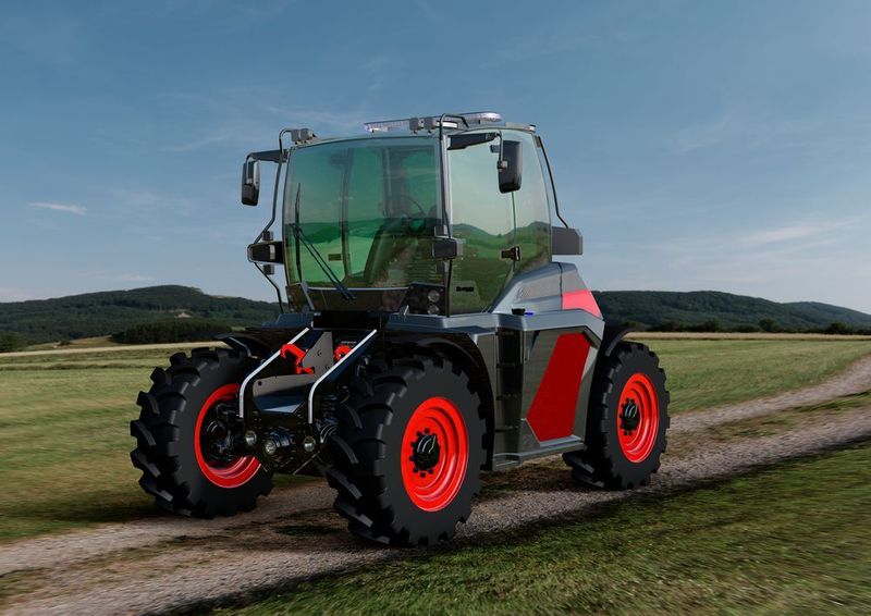 Volle Rundumsicht – mit seiner Fronthaube, die nicht über die Räder hinausreicht, ist vorn eine totale Rundumsicht bis wenige Zentimeter vor die Räder möglich.  (Syn Trac)