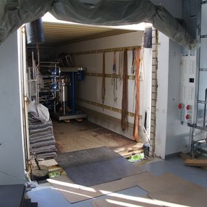 Abb. 2: Verladen von Laborausrüstungen in Container