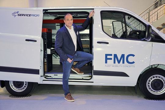 Der Gründer des Vermietkonzepts FMC Thomas Stegmaier mit einem gebrandeten Fahrzeug.(Bild:  Mauritz/»kfz-betrieb«)
