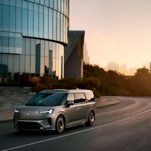 Mit dem EM90 interpretiert Volvo den Luxus-Van auf seine ganz eigene Weise.(Bild:  Volvo)