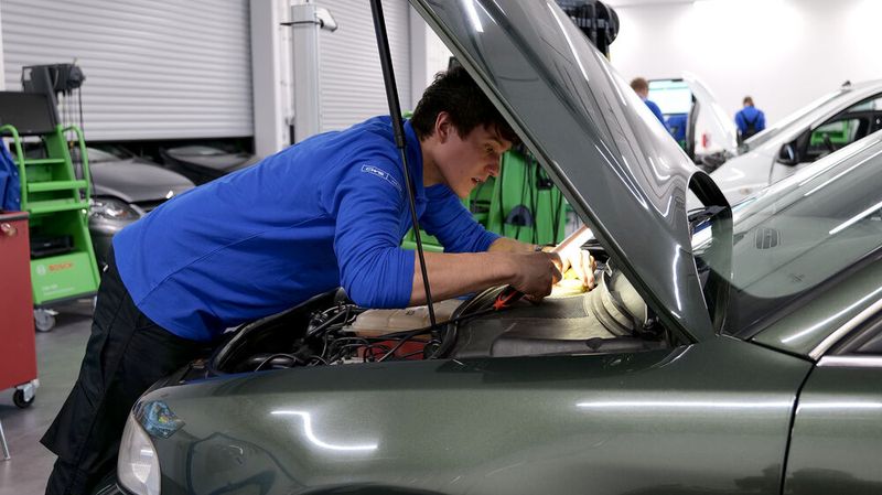 Felix Schneider aus Thüringen unter vollem Einsatz bei der Fehlersuche. (Bild: Schmidt – autoFACHMANN)