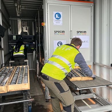 Transportabler Scanner für Bohrkerne, die in Kisten liegend mit Hilfe hyperspektrale Bildgebung analysiert werden. (Bild: HZDR/Anne-Kristin Jentzsch)