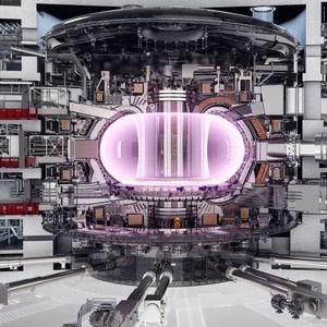 Das Tritium‑Brutblanket (TBB) ist zentral für D‑T‑Fusionsreaktoren: Es erzeugt den in der Natur kaum vorhandenen Brennstoff Tritium (Deuterium ist in Wasser reichlich vorhanden, ca. 150 ppm) und gewinnt zugleich hochwertige Wärme aus schnellen Neutronen. Das Institut für Neutronenphysik und Reaktortechnik (INR) des KIT leitet die deutsche und europäische TBB‑Entwicklung. Referenzkonzept im EUROfusion‑Programm ist das Helium Cooled Pebble Bed (HCPB) mit Pin‑Monoblock, Brüterpins mit Lithiumoxid‑Keramikkügelchen zur Tritiumerzeugung sowie bleihaltigen Neutronenvervielfachern.(Bild:  ITER)
