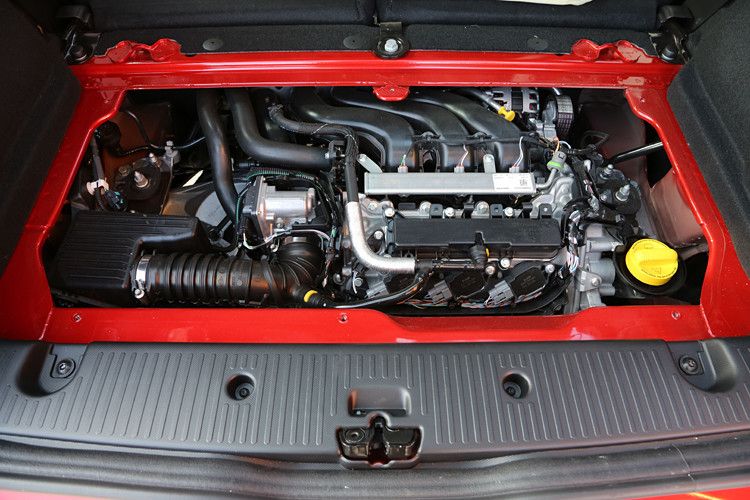 Um an den Motor des Twingo zu kommen, müssen zuerst sechs Schrauben am Kofferraumboden gelöst werden. (Foto: Ampnet/Renault)