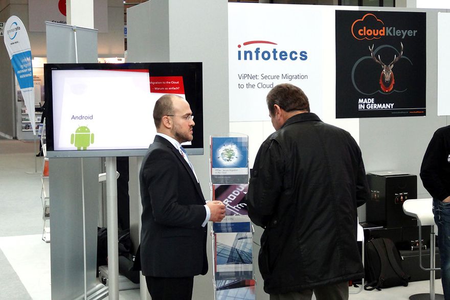 4_Im_Gespräch_am_Infotecs_Stand ()