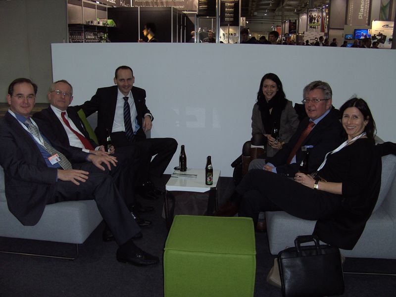 Eine gesellige Truppe (v.l.): Werner Nieberle, IT-BUSINESS, Jörg Brünig, Fujitsu, Mathias Büttner, NetApp, Nadia Richter, IT-BUSINESS Akademie, Edwin Sternitzky, Citrix, und Daniela Schilling, IT-BUSINESS Akademie (Archiv: Vogel Business Media)