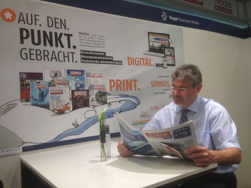 Hinter den Kulissen von Achema-TV und der Achema-DailyUnser Verkaufsleiter Reiner Oettinger bei der morgendlichen Lekture am PROCESS-Stand. (Bild: PROCESS)