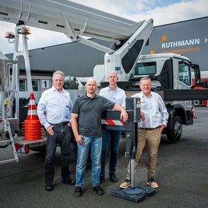 Successful team (from right): Purchasing Manager Christoph Dierker and Design Engineer Nico Wessels from Ruthmann with the Regional Sales Manager(Image: Helu)