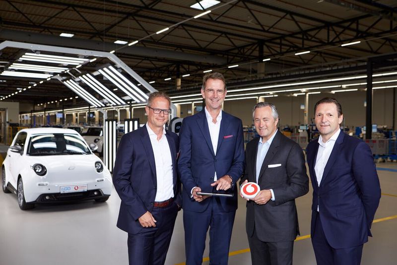 V.l.: Alexander Saul (Firmenkundenchef, Vodafone Deutschland), Prof. Günther Schuh (CEO, e.GO Mobile AG), Hannes Ametsreiter (CEO, Vodafone Deutschland) und Stefan Koetz (CEO, Ericsson GmbH). (Bild: Valéry Kloubert)